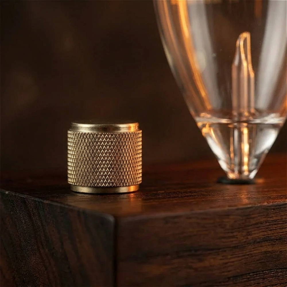 Detail: knurled dial on the walnut block