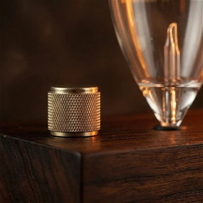 Detail: knurled dial on the walnut block